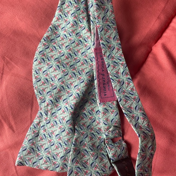Vineyard Vines Bow tie. Silk, sailboat print. - Picture 3 of 3